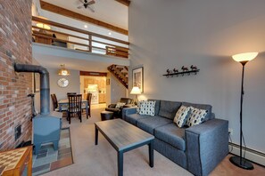 TV, fireplace, DVD player, ping pong - 3 Mi to Story Land: All-Season Family Condo (Bartlett)