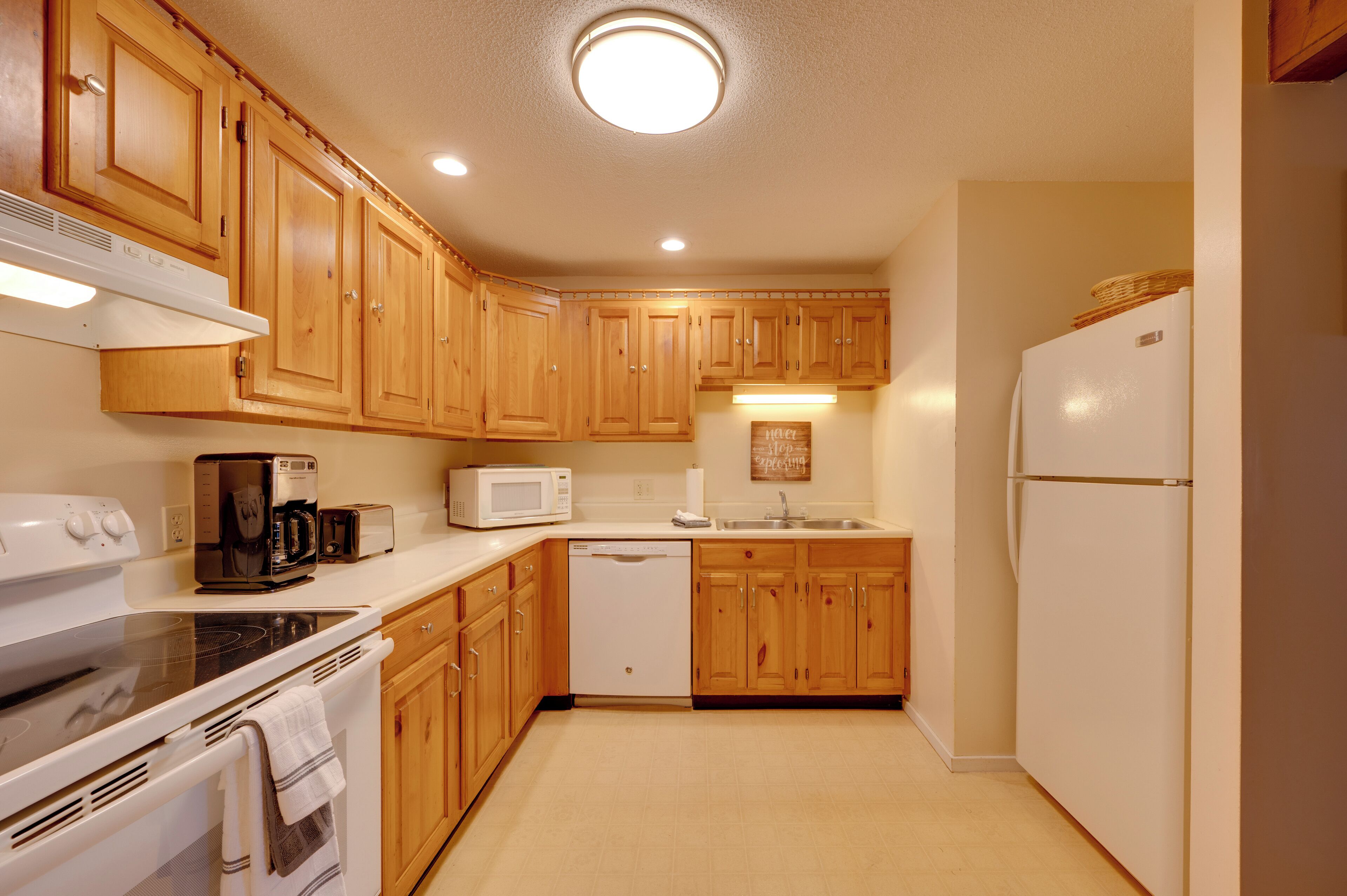 Kjøleskap, mikrobølgeovn, kokeplater og oppvaskmaskin