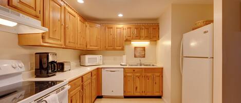 Kjøleskap, mikrobølgeovn, kokeplater og oppvaskmaskin