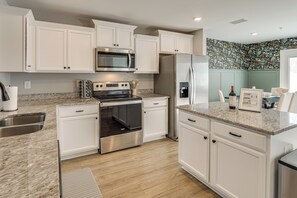Fridge, microwave, stovetop, dishwasher