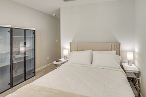 3 bedrooms, desk, iron/ironing board, internet