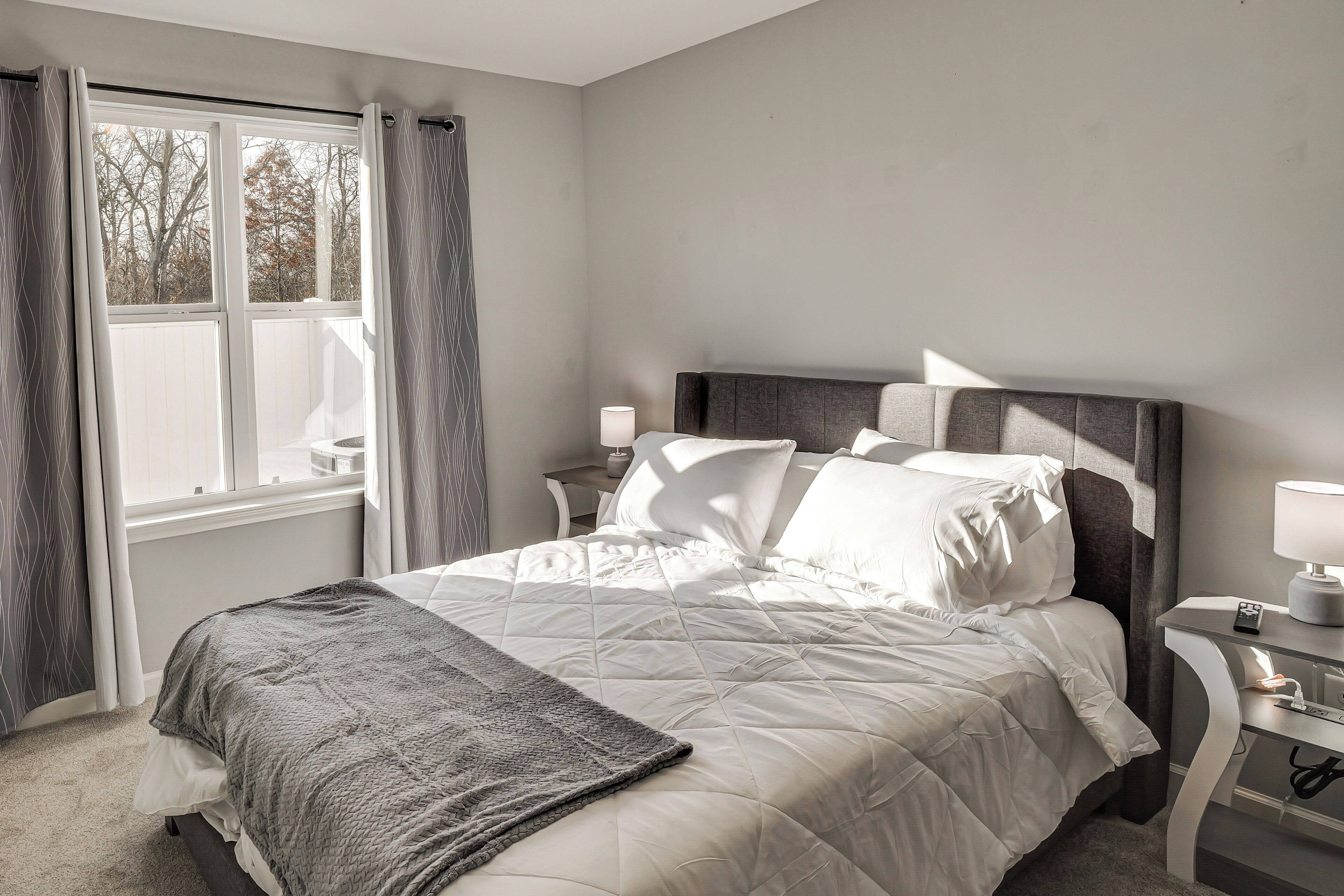 3 soverom, skrivebord, strykejern/-brett og internettilgang