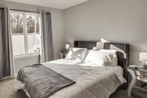 3 bedrooms, desk, iron/ironing board, internet - Quiet & Comfy Spring Hill Townhome w/ WFH Setup (Spring Hill)