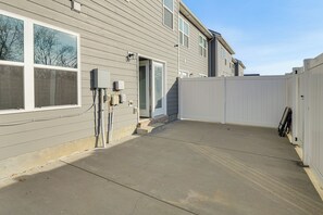 Exterior - Quiet & Comfy Spring Hill Townhome w/ WFH Setup (Spring Hill)