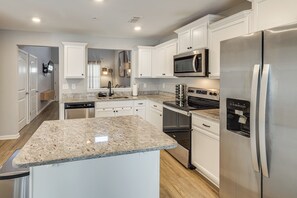 Fridge, microwave, stovetop, dishwasher - Quiet & Comfy Spring Hill Townhome w/ WFH Setup (Spring Hill)