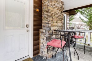 Outdoor dining - Creekside Home w/ Hot Tub, 3 Mi to Dtwn Gatlinburg (Gatlinburg)