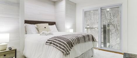 4 soverom, skrivebord, strykejern/-brett og internettilgang