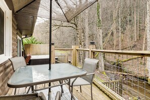 Outdoor dining - Creekside Home w/ Hot Tub, 3 Mi to Dtwn Gatlinburg (Gatlinburg)