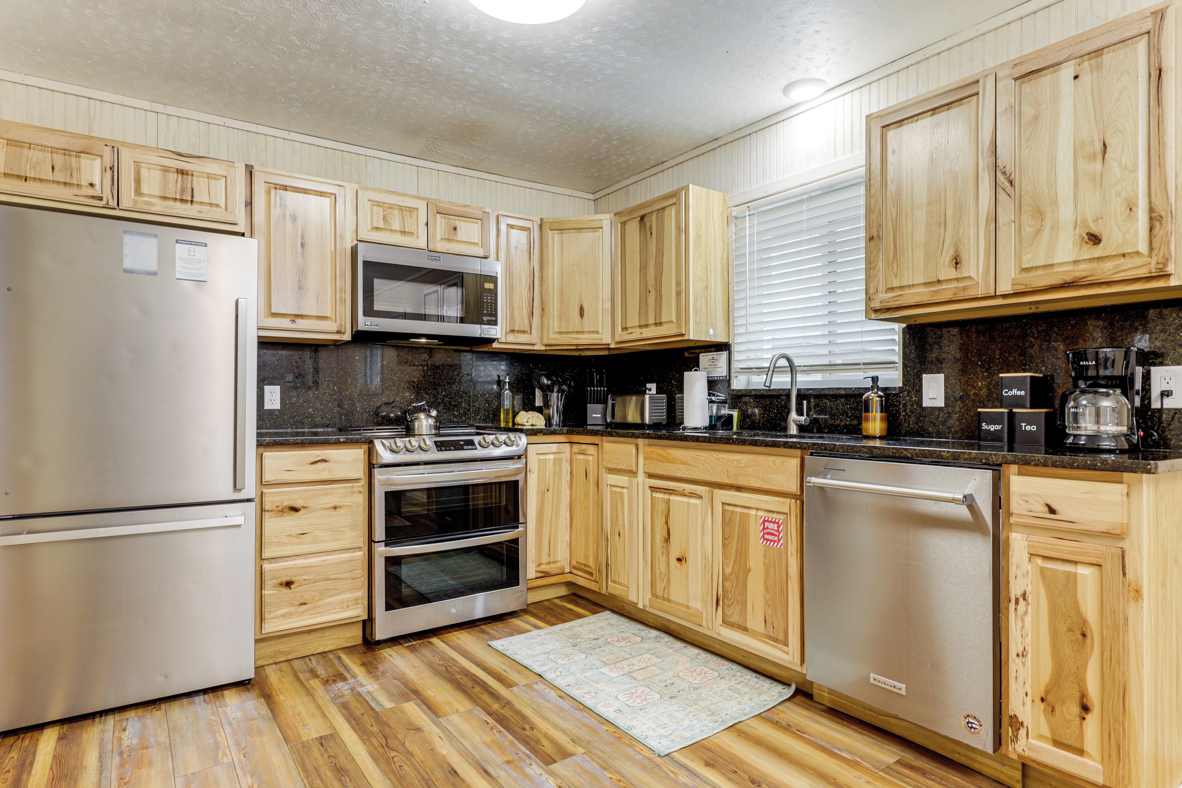 Køleskab, mikrobølgeovn, kogeplade, opvaskemaskine