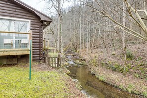 Property grounds - Creekside Home w/ Hot Tub, 3 Mi to Dtwn Gatlinburg (Gatlinburg)