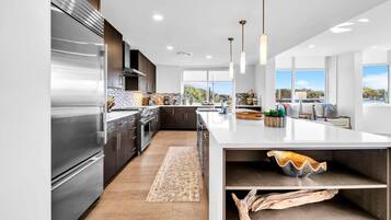 Condo, várias camas (Viridian 201) | Cozinha privada | Fogão, torradeira