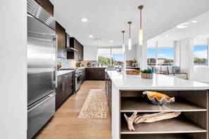 Condo, várias camas (Viridian 201) | Cozinha privada | Fogão, torradeira