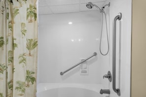 Douche, sèche-cheveux, serviettes fournies, savon