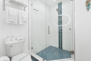 Een douche, een haardroger, handdoeken