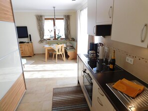 Fridge, microwave, oven, stovetop - Apartment 'Am Rosengarten' with Wi-Fi and Air Conditioning (Füssen)