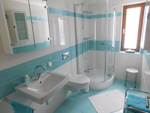Shower, hair dryer, towels - Apartment 'Am Rosengarten' with Wi-Fi and Air Conditioning (Füssen)