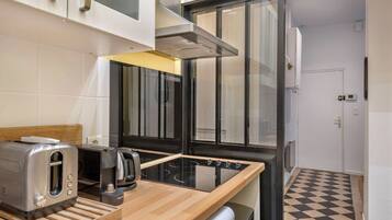 Fridge, microwave, dishwasher, coffee/tea maker