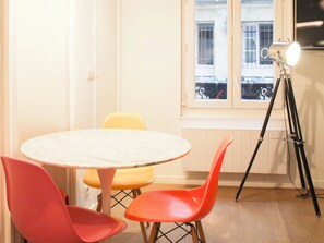 Dining - Bright and central studio for 4 in Paris (Paris)