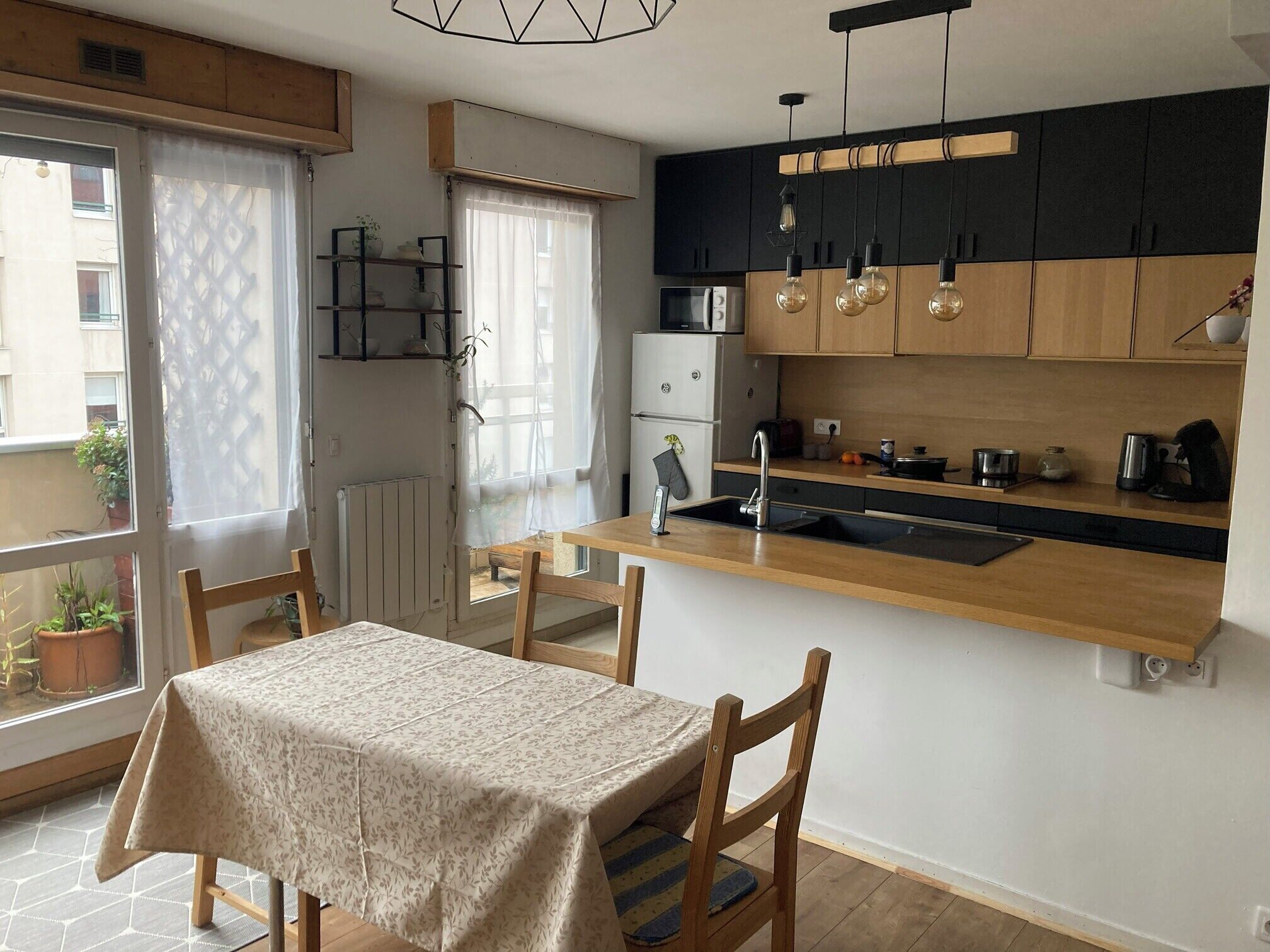 Refrigerador, microondas, horno y cafetera y tetera 