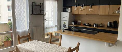 Refrigerador, microondas, horno y cafetera y tetera