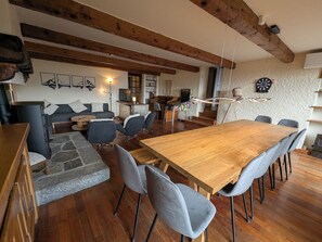 TV - Large family home near lake and resorts (Saint-André-d'Embrun)