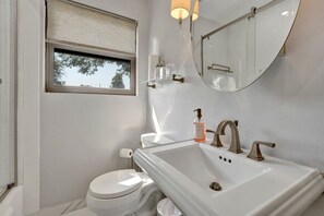 Hårtørrer, håndklæder, Sæbe, Toiletpapir