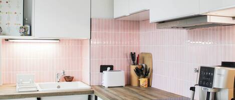 Kühlschrank, Mikrowelle, Ofen, Wasserkocher mit Kaffee-/Teezubehör