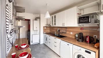 Frigorífico, microondas, horno y lavavajillas