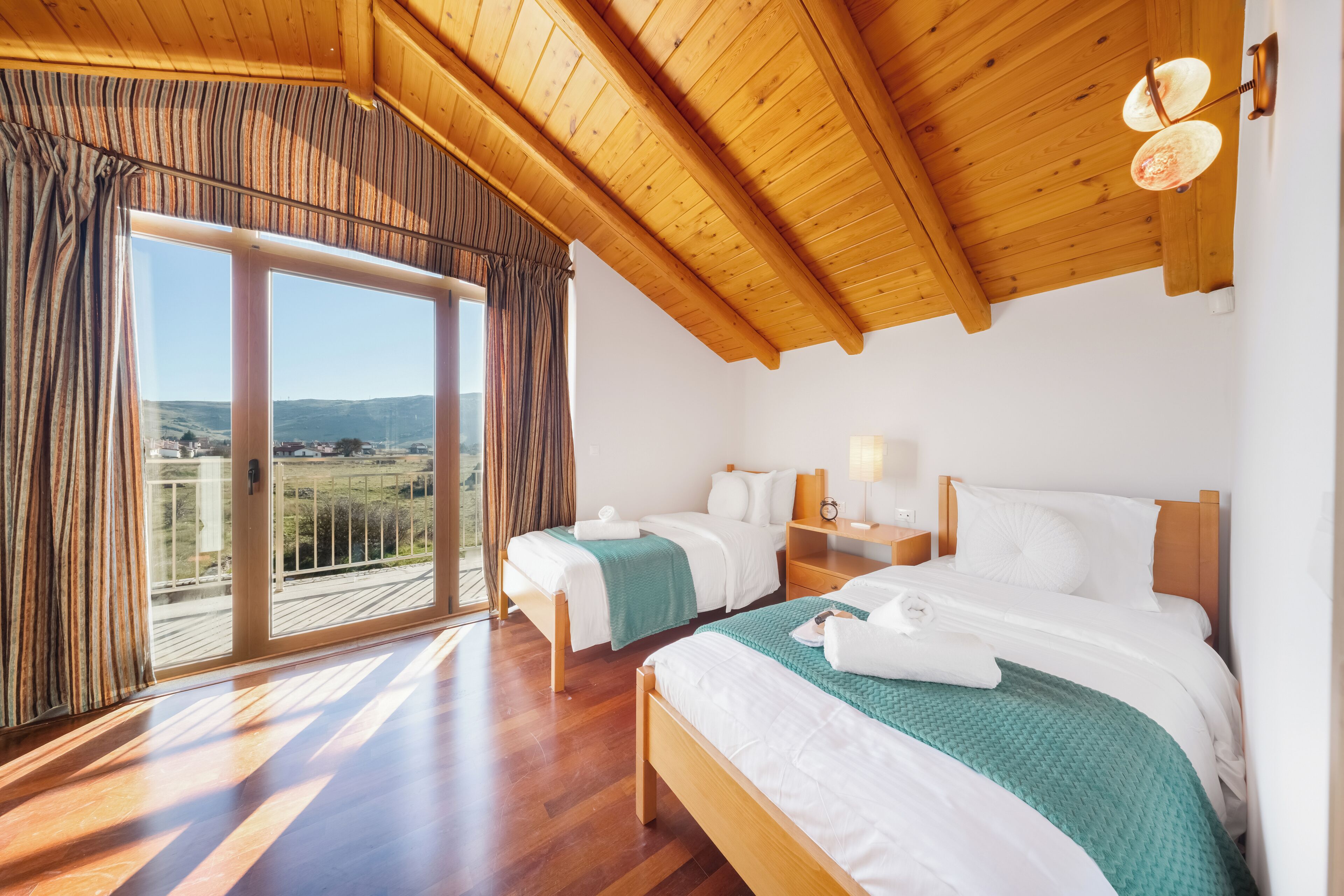 2 habitaciones, escritorio y tabla de planchar con plancha 