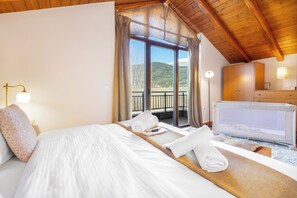 2 bedrooms, iron/ironing board, travel cot, free WiFi - Anemos Mountain Villa - Your Perfect Mountain Retreat (Arachova)