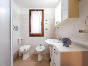 Regadera, secadora de cabello, bidet, toallas 