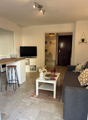 Living area - Cosy studio 10 min from Cannes (Le Cannet)