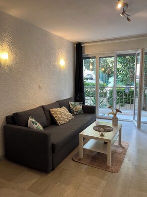 Living area - Cosy studio 10 min from Cannes (Le Cannet)
