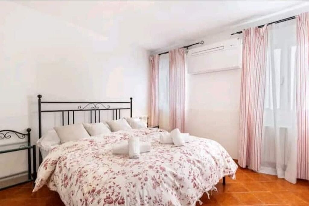 Iron/ironing board, bed sheets