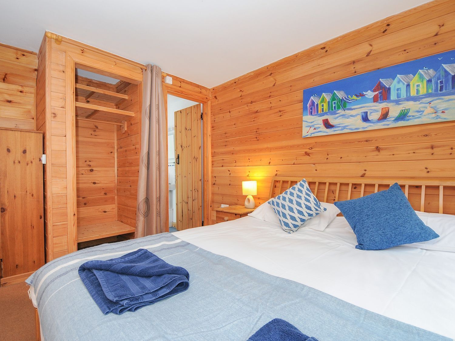 2 عدّة غرف نوم وبديكورات فريدة لكل غرفة وطراز فريد لكل وحدة