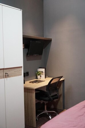 Espacio para trabajar con laptop y wifi gratis 