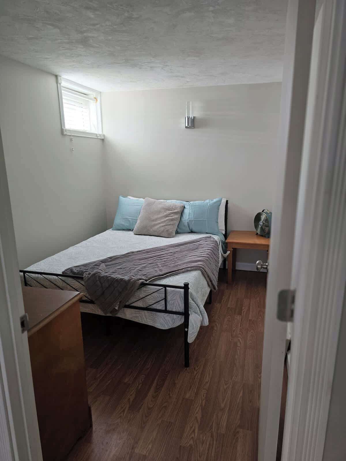 5 chambres, bureau, fer et planche à repasser, lit parapluie