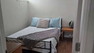 5 chambres, bureau, fer et planche Ă repasser, lit parapluie