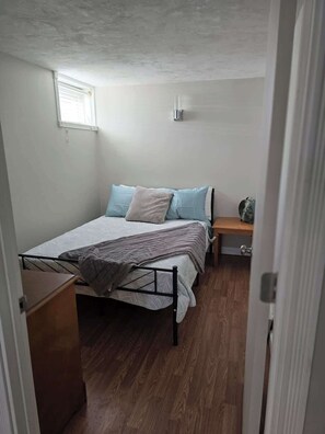 5 quartos, escrivaninha, ferros/tábuas de passar roupa, berço de viagem