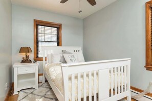 5 bedrooms, desk, iron/ironing board, travel cot - Charming New England Home (Woburn)