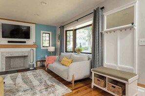 TV, video games, offices - Charming New England Home (Woburn)