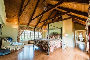 5 bedrooms, desk, WiFi, bed sheets