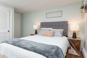 Iron/ironing board, WiFi, bed sheets - Delightful New England Townhome (Woburn)
