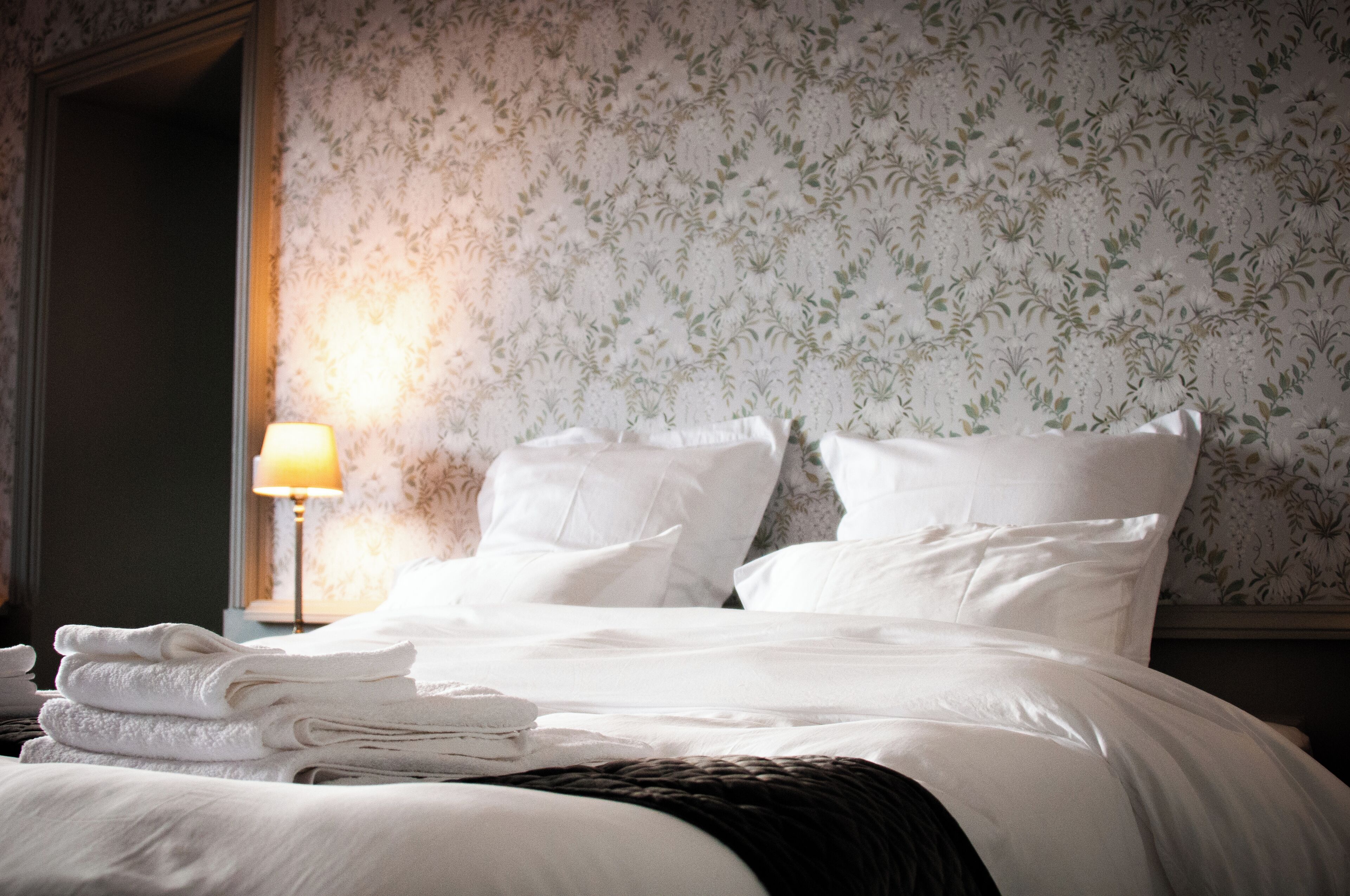 2 chambres, bureau, fer et planche à repasser, lit parapluie