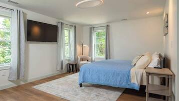 5 chambres, bureau, fer et planche à repasser, lit de bébé portatif
