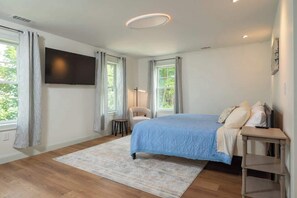 5 bedrooms, desk, iron/ironing board, travel crib - Comfortable New Construction (Wakefield)