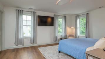 5 bedrooms, desk, iron/ironing board, travel crib