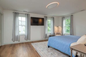 5 bedrooms, desk, iron/ironing board, travel cot