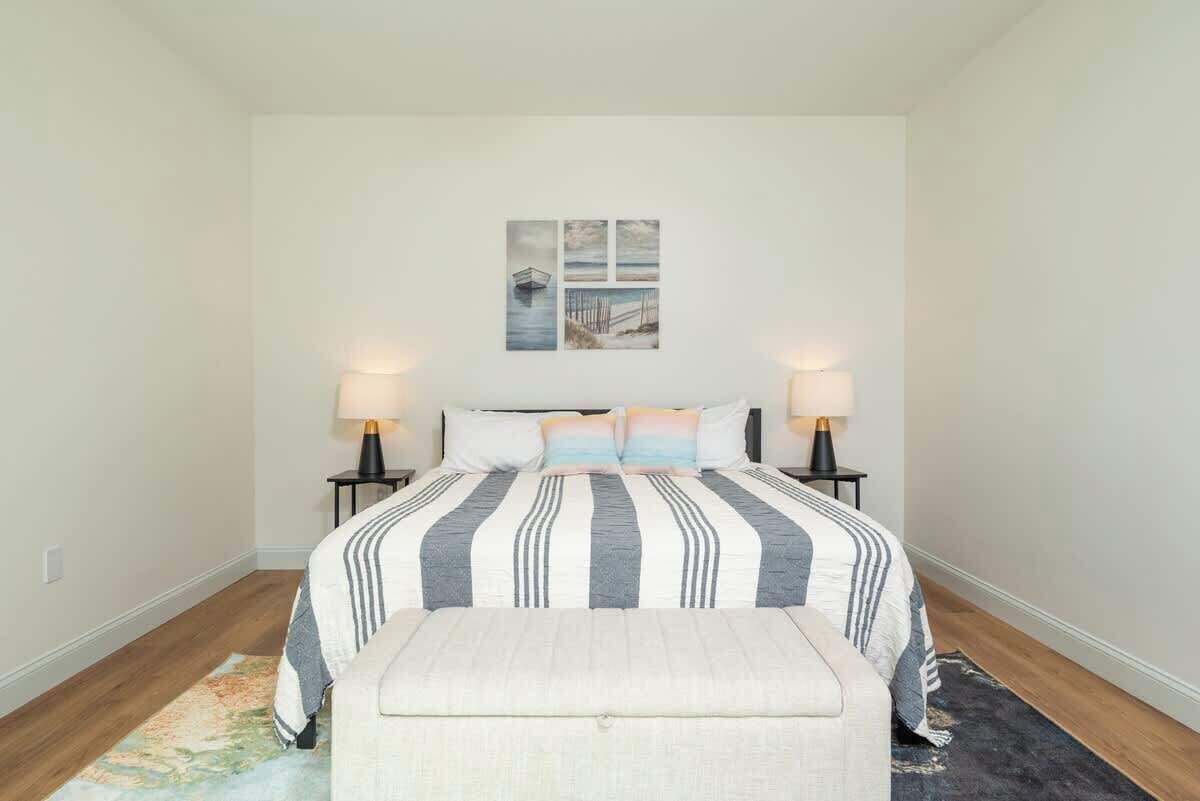 5 bedrooms, desk, iron/ironing board, travel crib