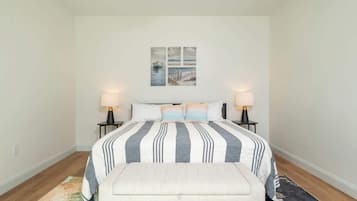 5 chambres, bureau, fer et planche à repasser, lit de bébé portatif